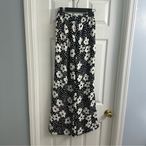ModCloth Pants Black White Wide Leg Floral Indie Pants Boho Size Medium New - Picture 3 of 7
